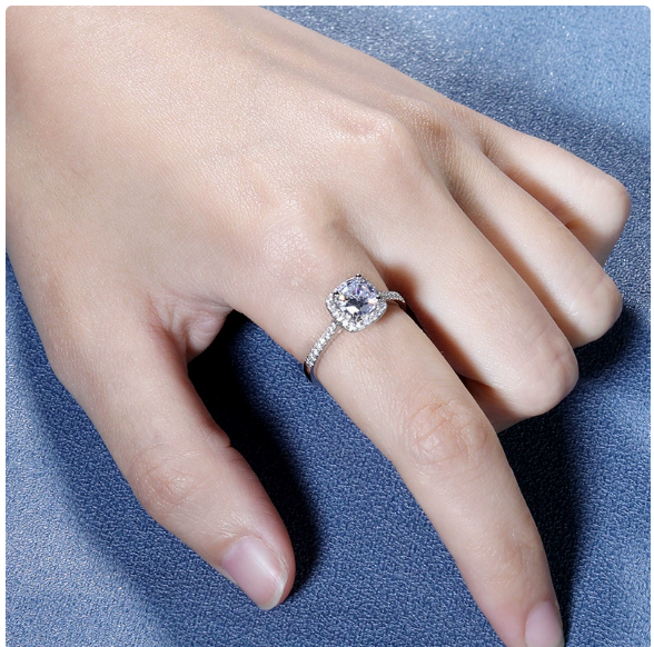 Anillo de cubo de azúcar de un quilate de moissanite de plata esterlina