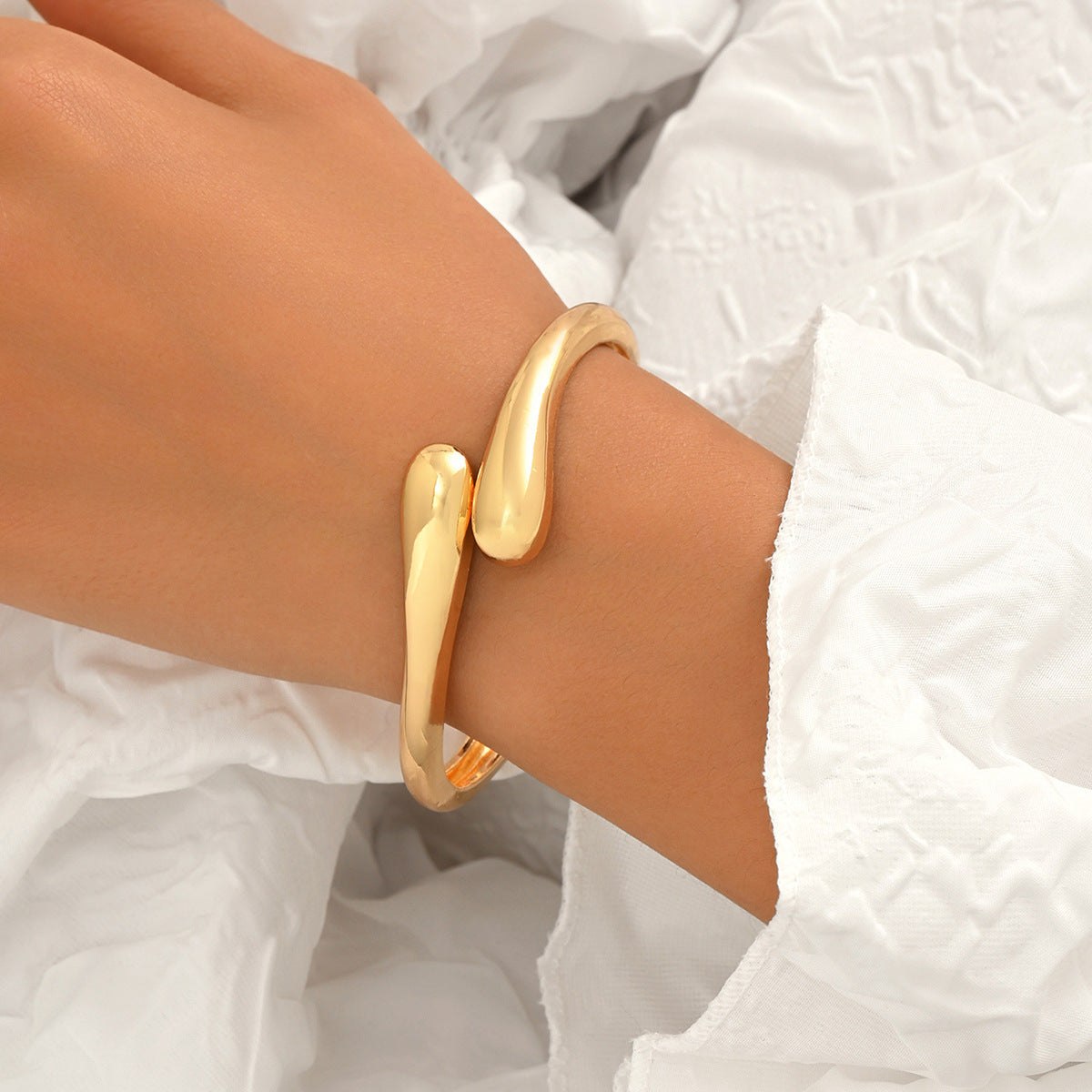 High-end glossy pleated bracelet
