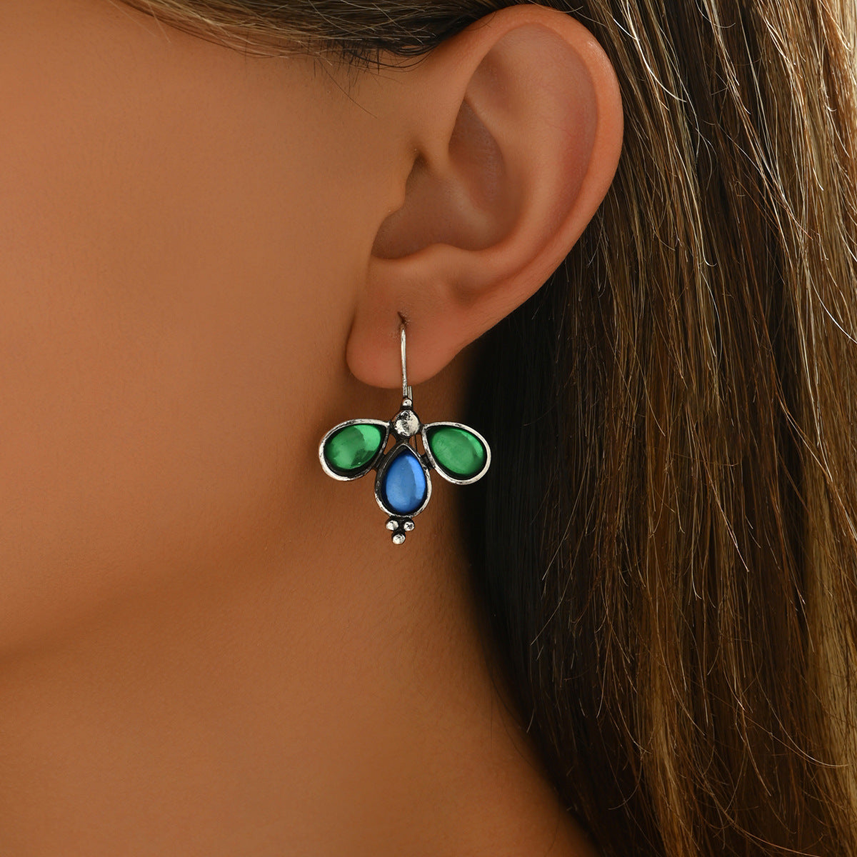 Niche teardrop-shaped earrings