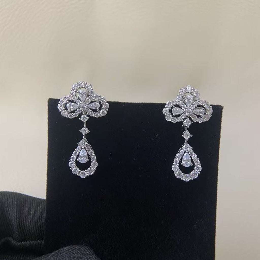 Four-leaf clover earrings studded with diamonds