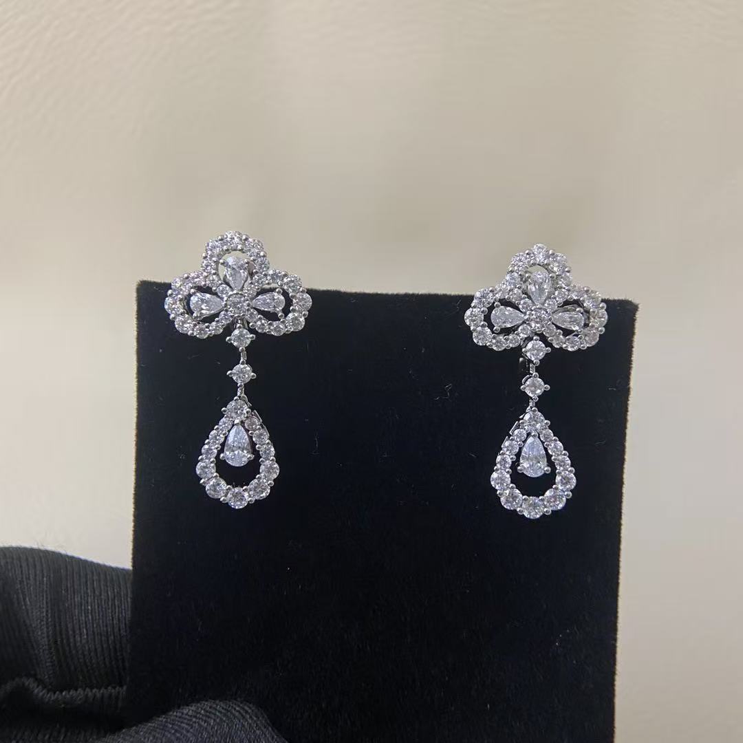 Four-leaf clover earrings studded with diamonds