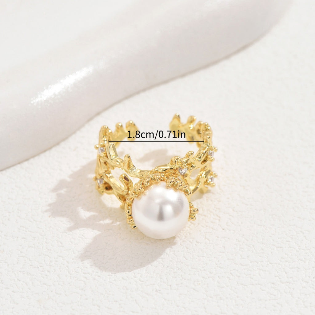 Pearl openwork ring.