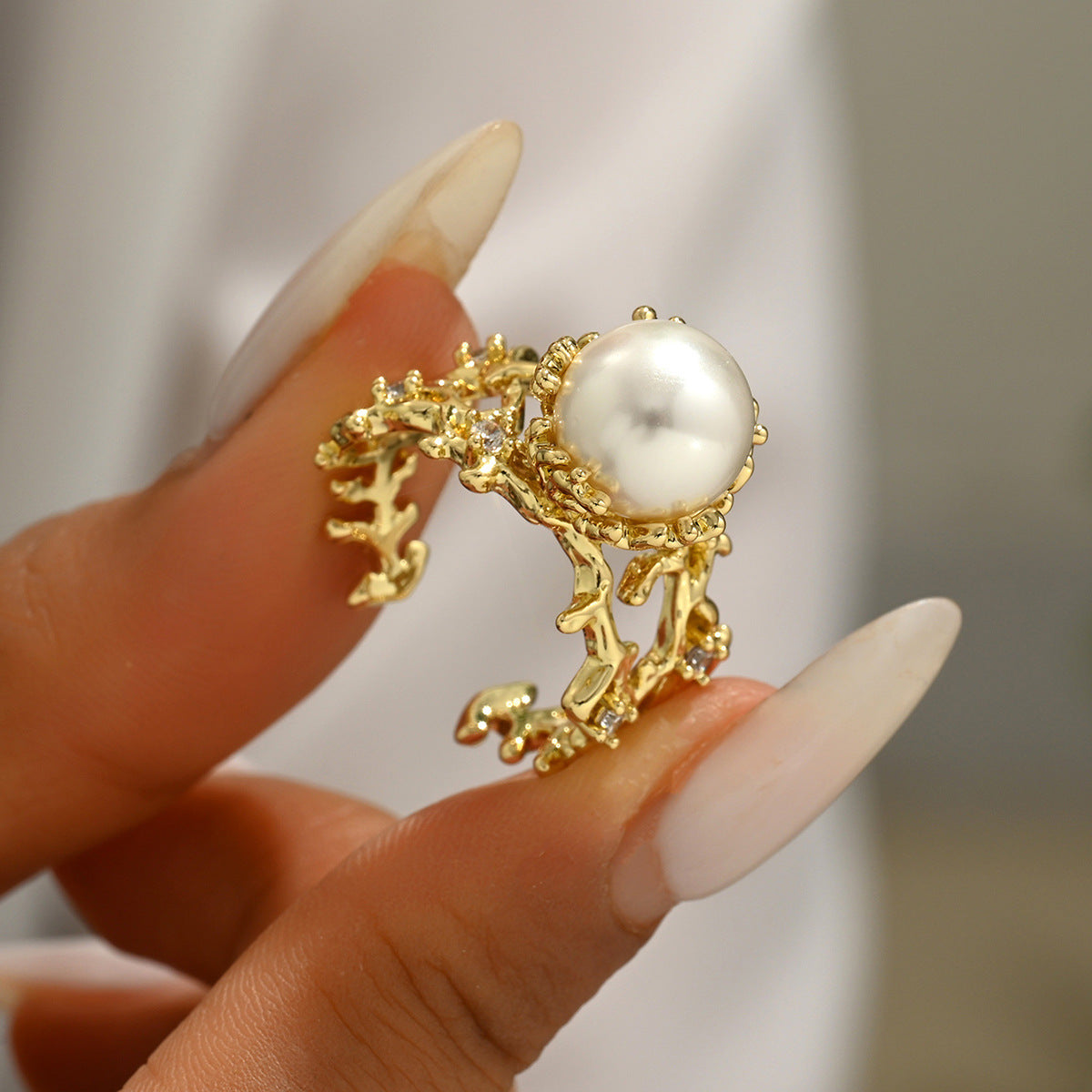 Pearl openwork ring.