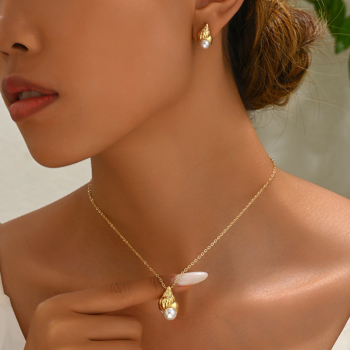 Shell and pearl earrings and clavicle necklace set
