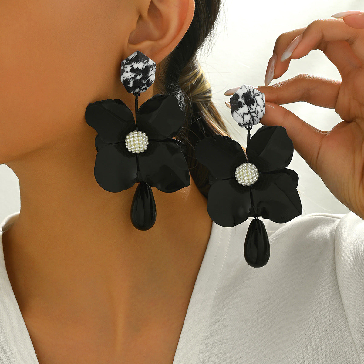 Fashionable resin flower earrings