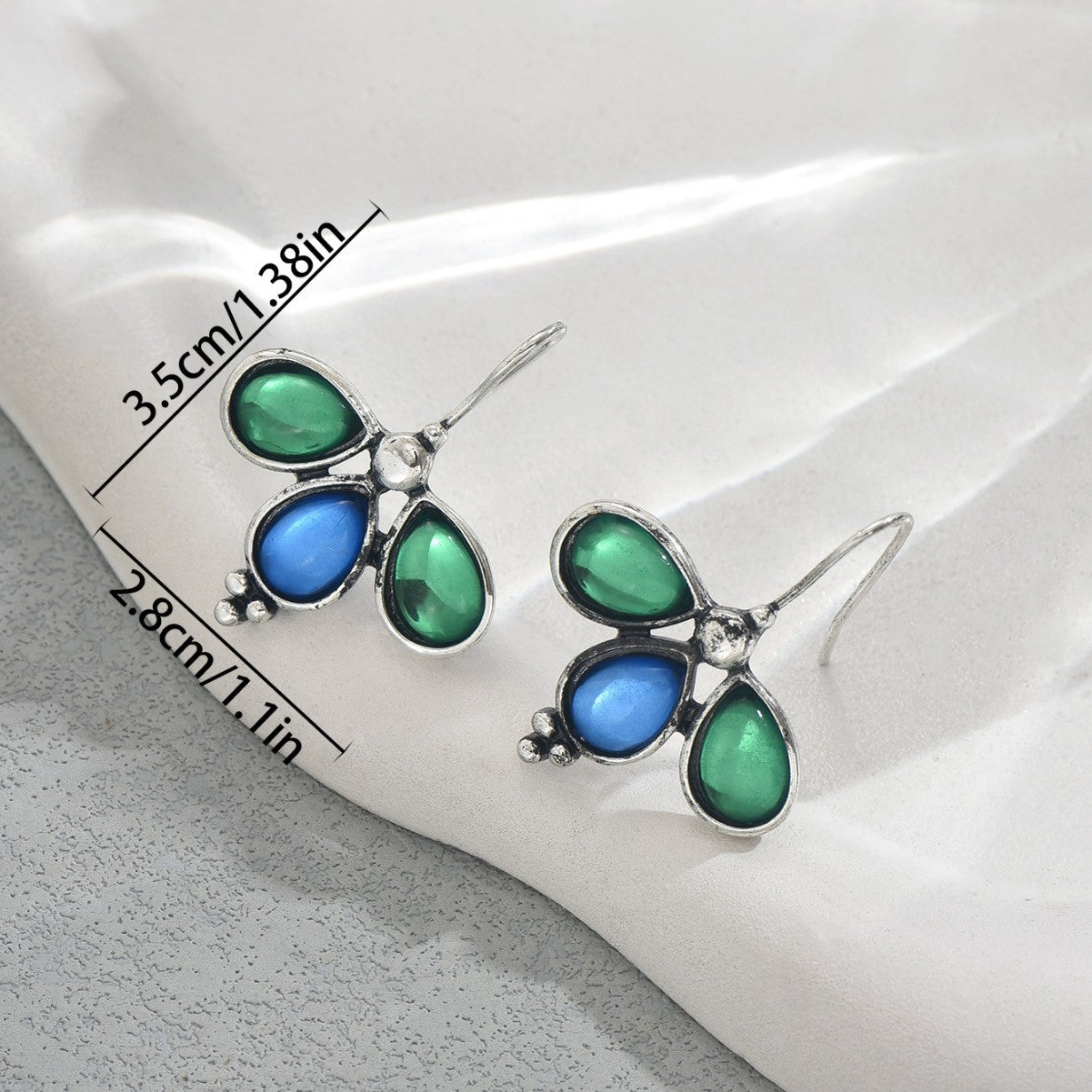 Niche teardrop-shaped earrings