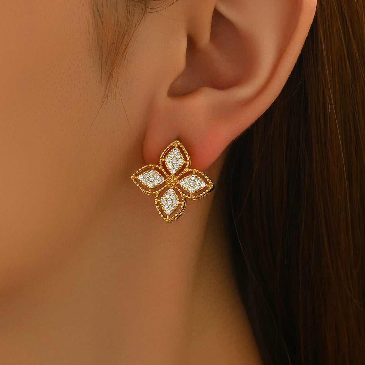 Four-leaf clover flower inlaid with zircon high-end earrings.