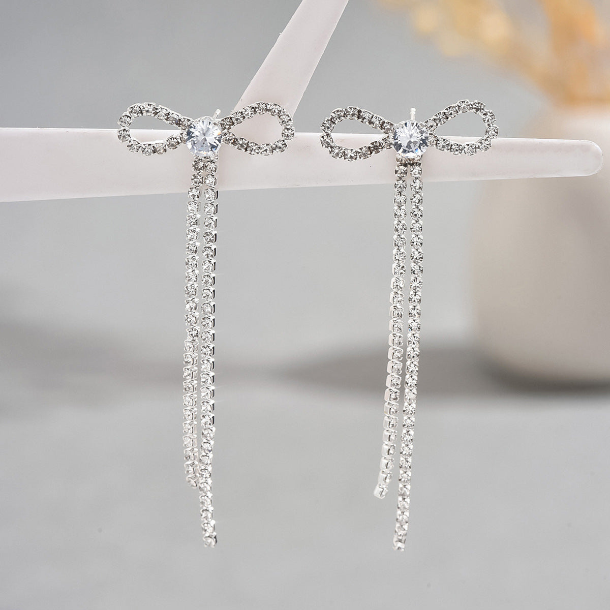 Simple and elegant bow-shaped earrings