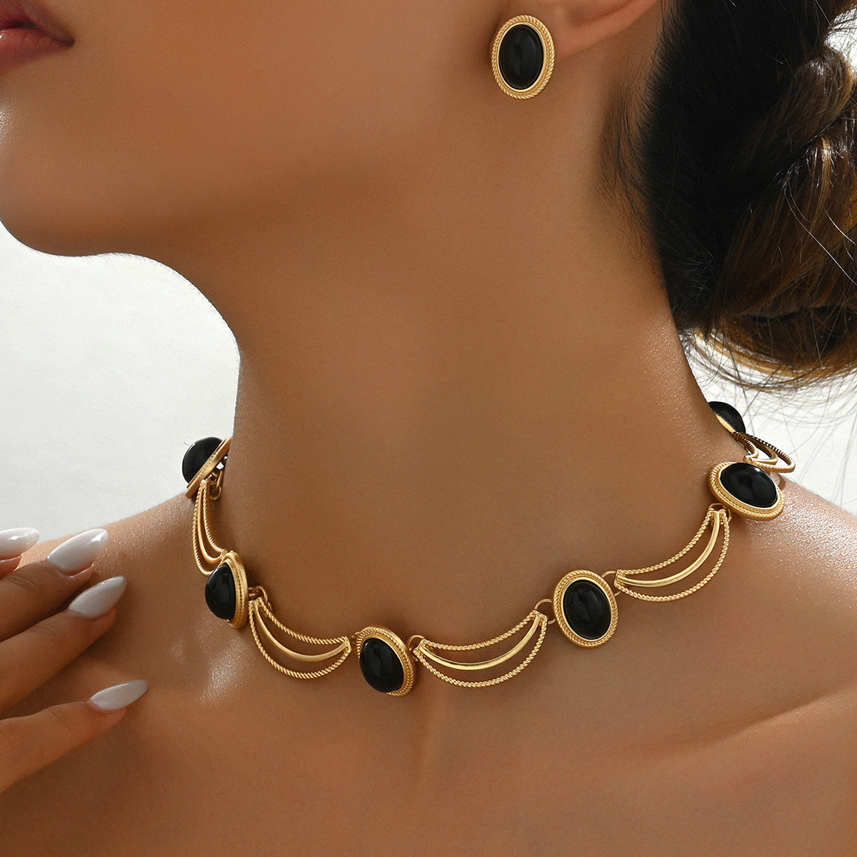 、Stylish earrings, high-end clavicle chain set
