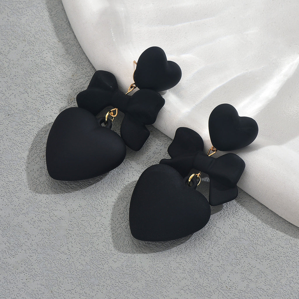 Black heart-shaped high-end stud earrings.