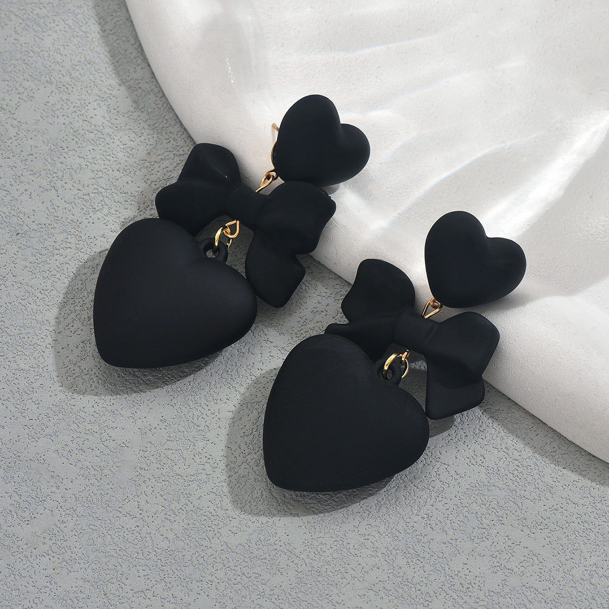 Black heart-shaped high-end stud earrings.