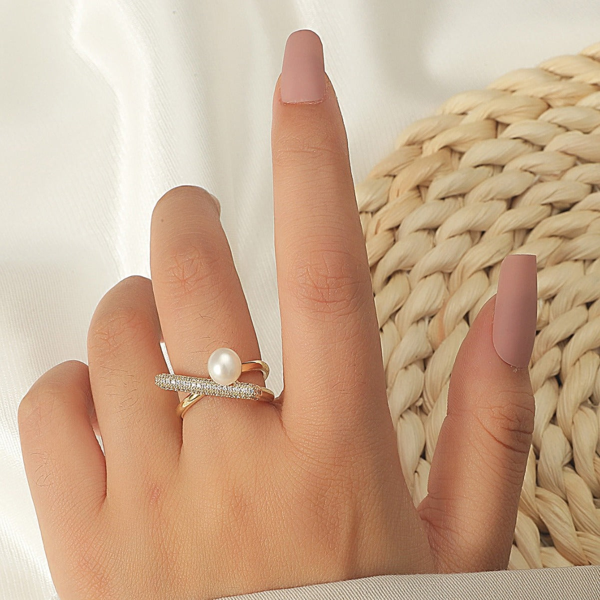 Simple women's pearl and zircon ring