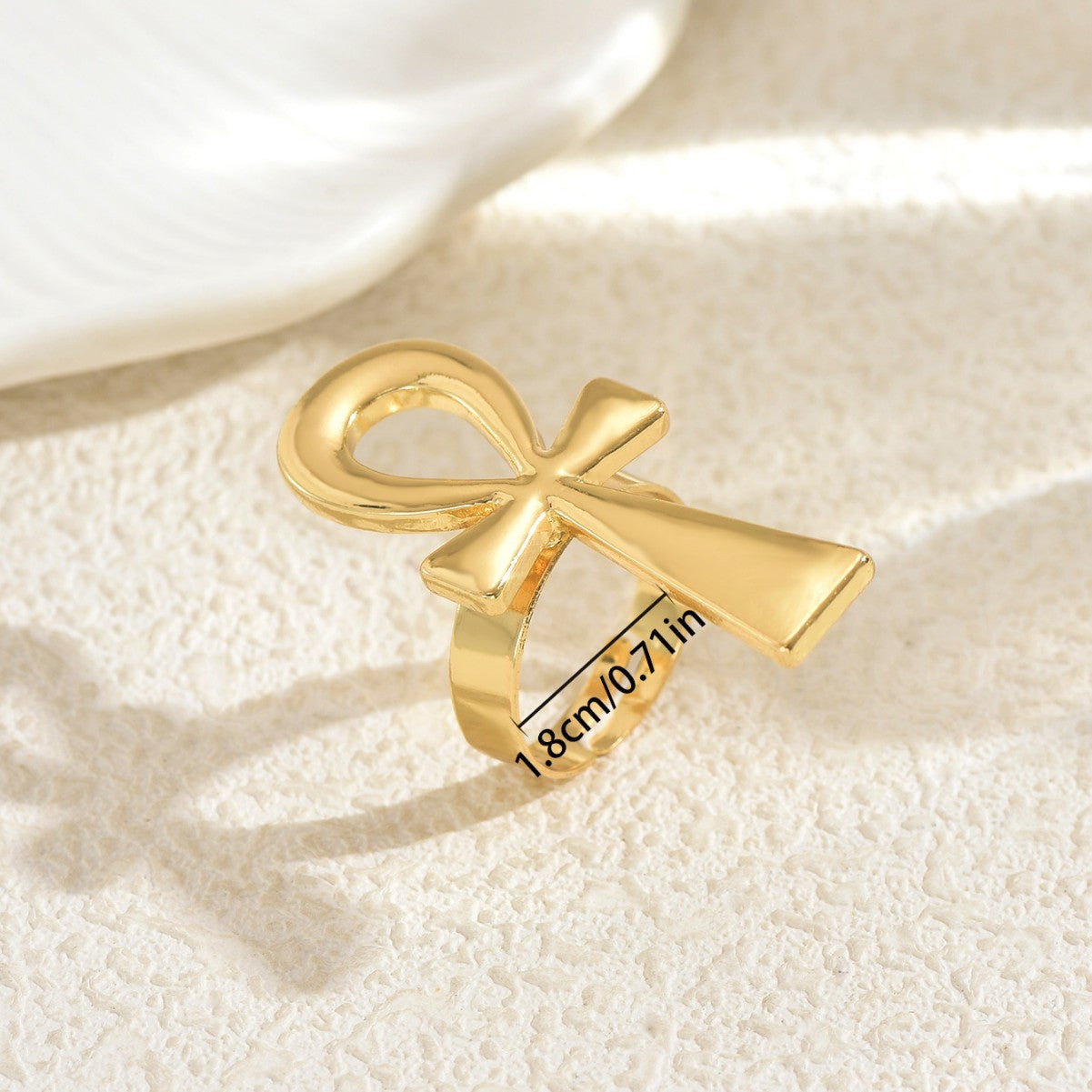 Retro geometric cross openwork ring