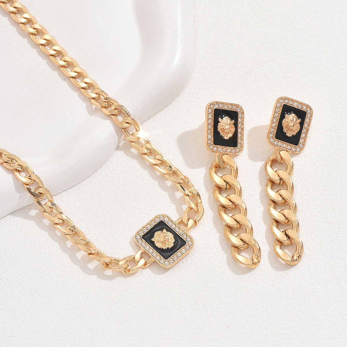 Lion-shaped clavicle chain and bracelet set