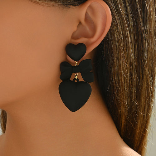Black heart-shaped high-end stud earrings.