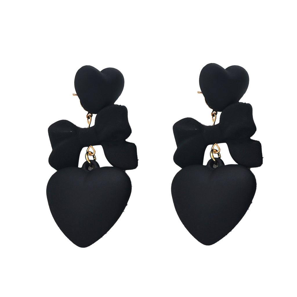 Black heart-shaped high-end stud earrings.