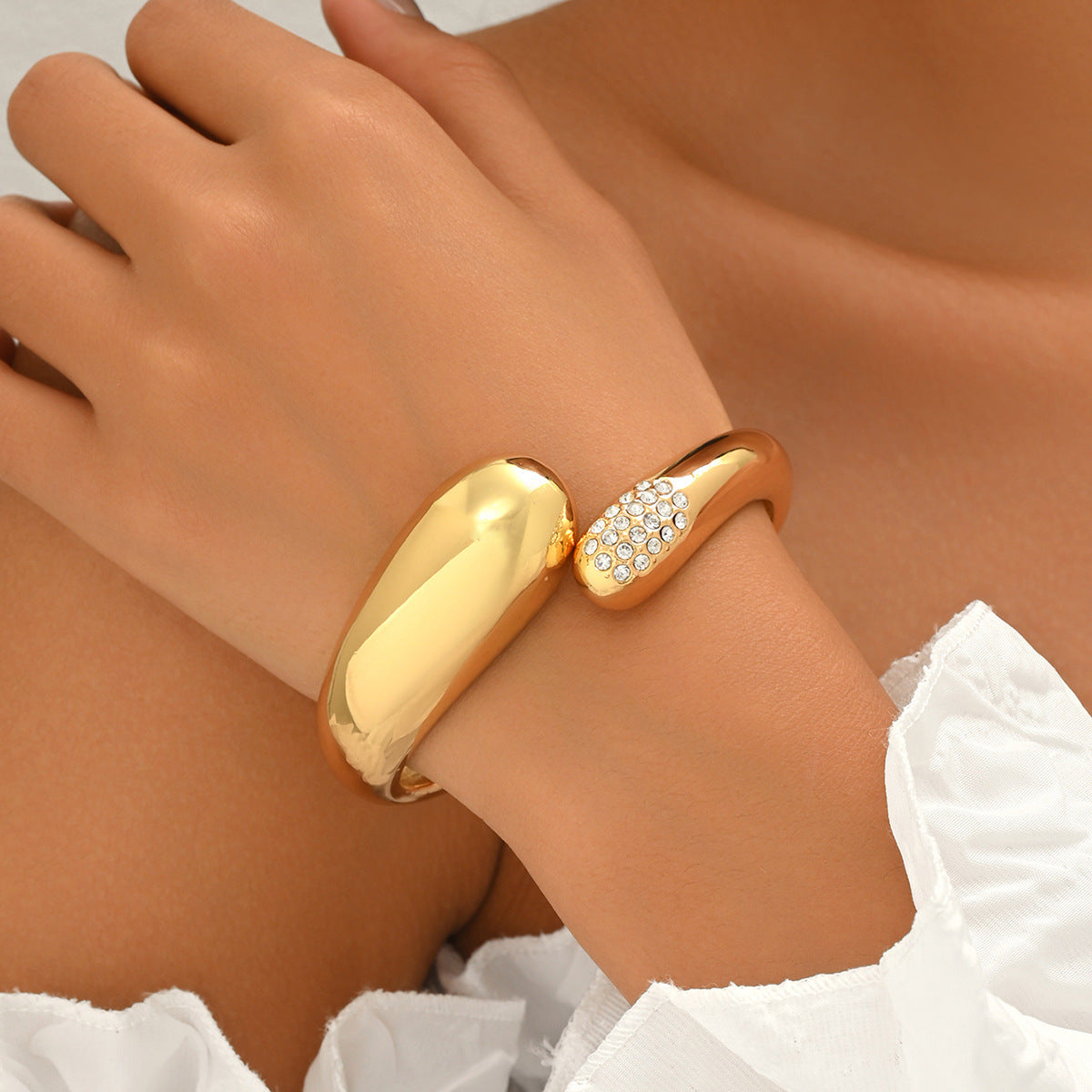 High-end glossy pleated bracelet