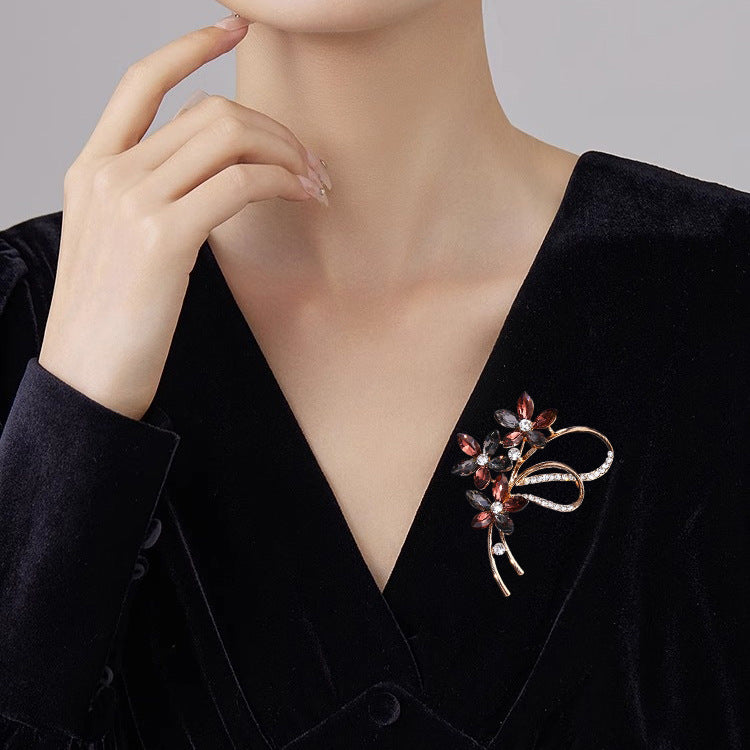 Broche de cinta de flores de cristal