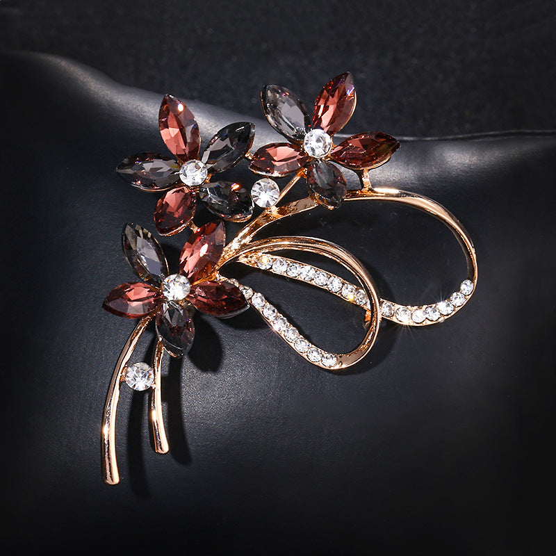 Broche de cinta de flores de cristal