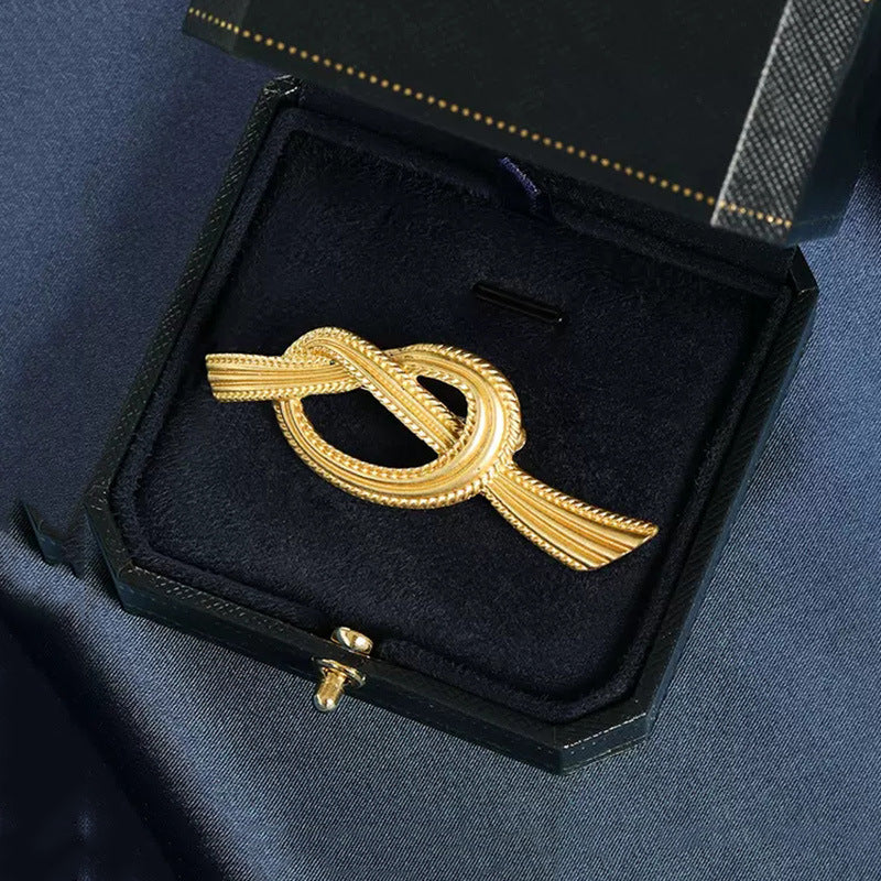Gradually knot brooch
