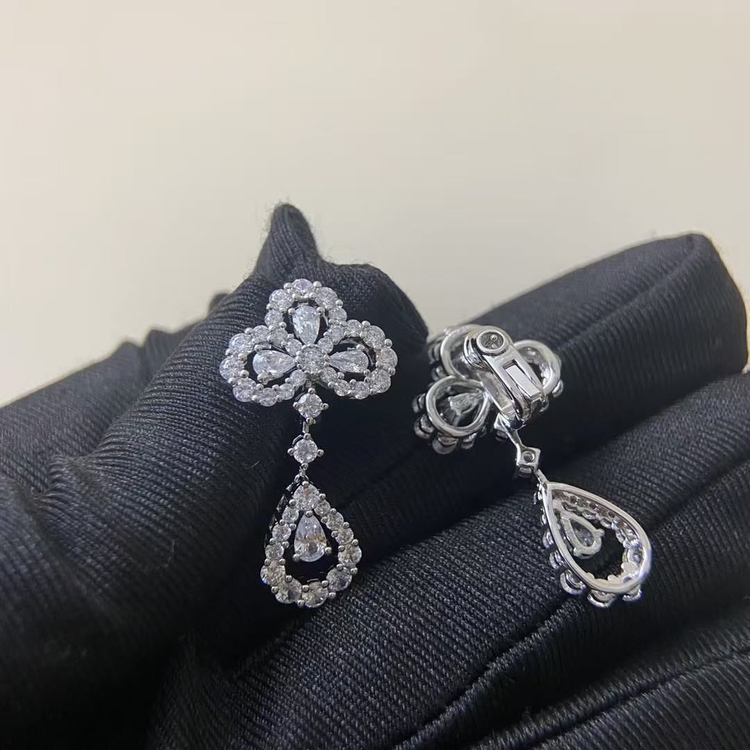 Four-leaf clover earrings studded with diamonds