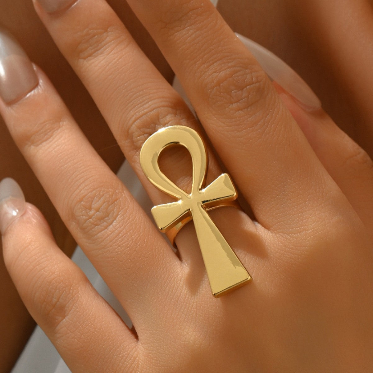 Retro geometric cross openwork ring