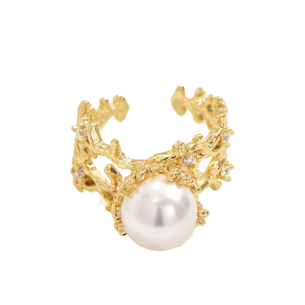 Pearl openwork ring.