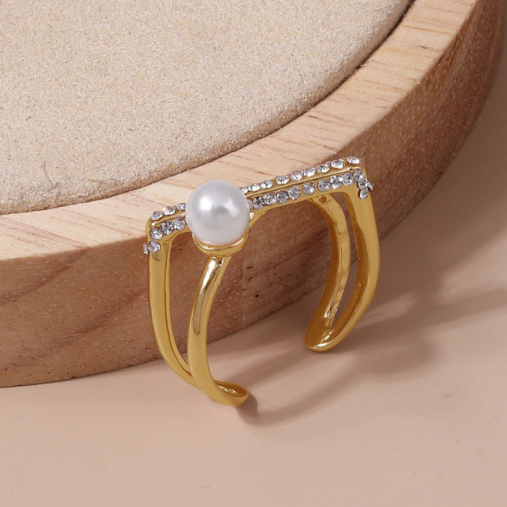 Simple women's pearl and zircon ring