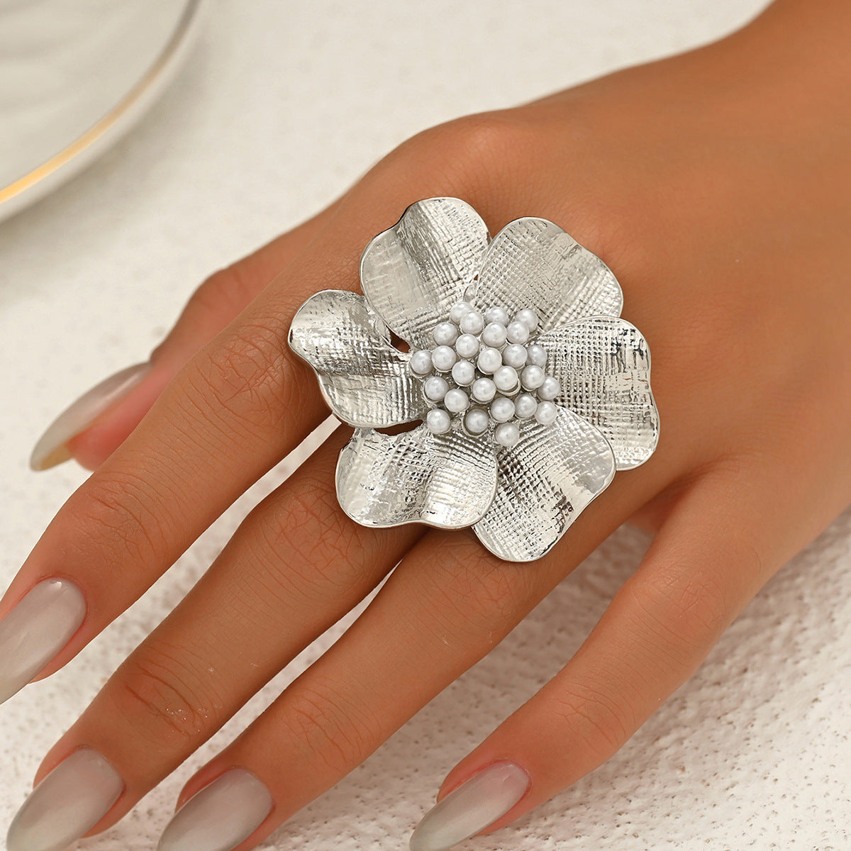 Minor Geometric Floral Open Wavy Ring with Pearl