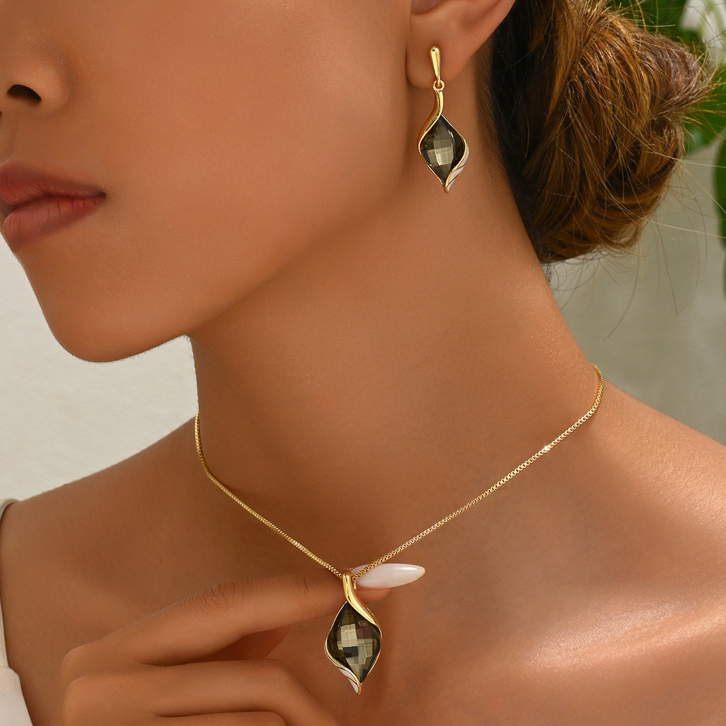 Diamond-shaped clavicle necklace and earring set