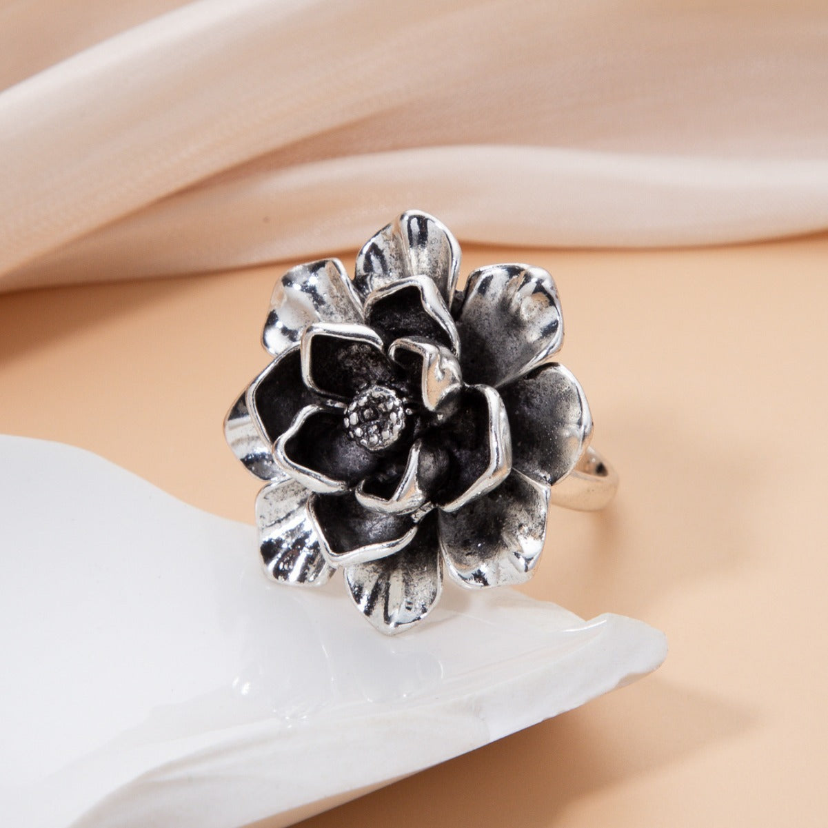 Simple petal design, adjustable opening ring
