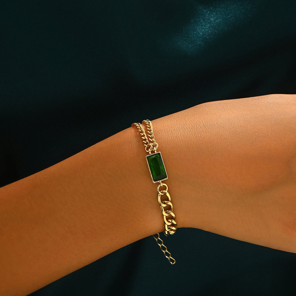 Niche emerald diamond-encrusted bracelet, versatile jewelry.