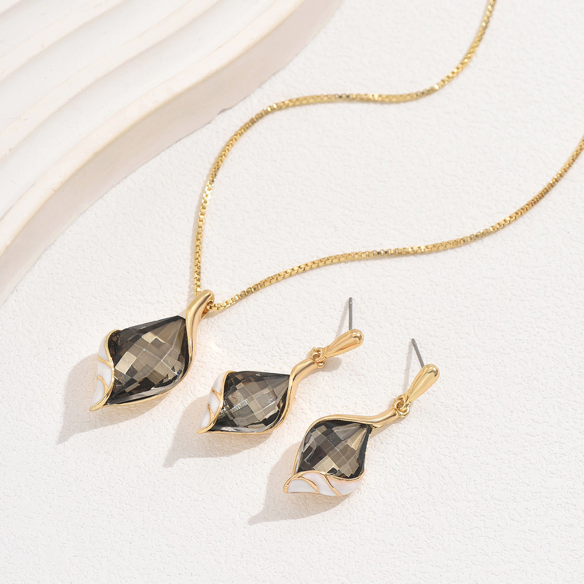 Diamond-shaped clavicle necklace and earring set