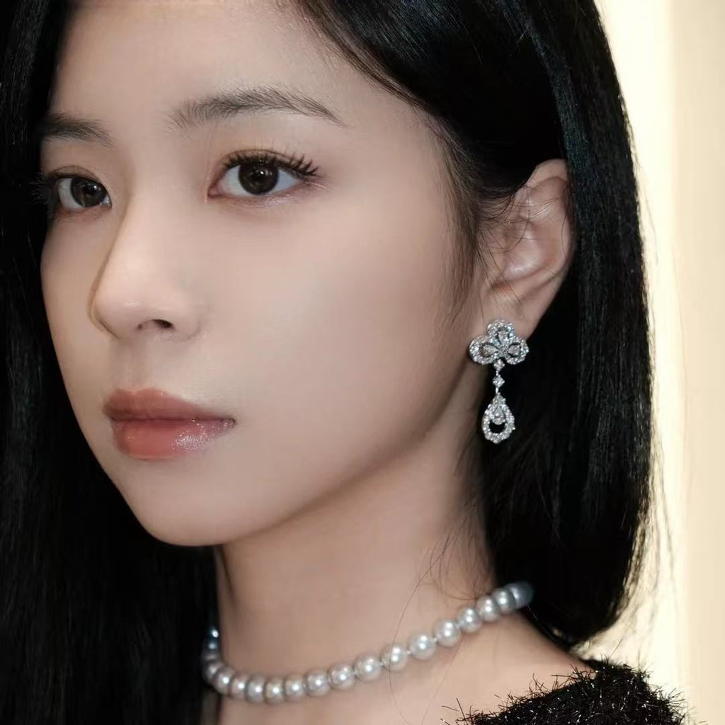 Four-leaf clover earrings studded with diamonds