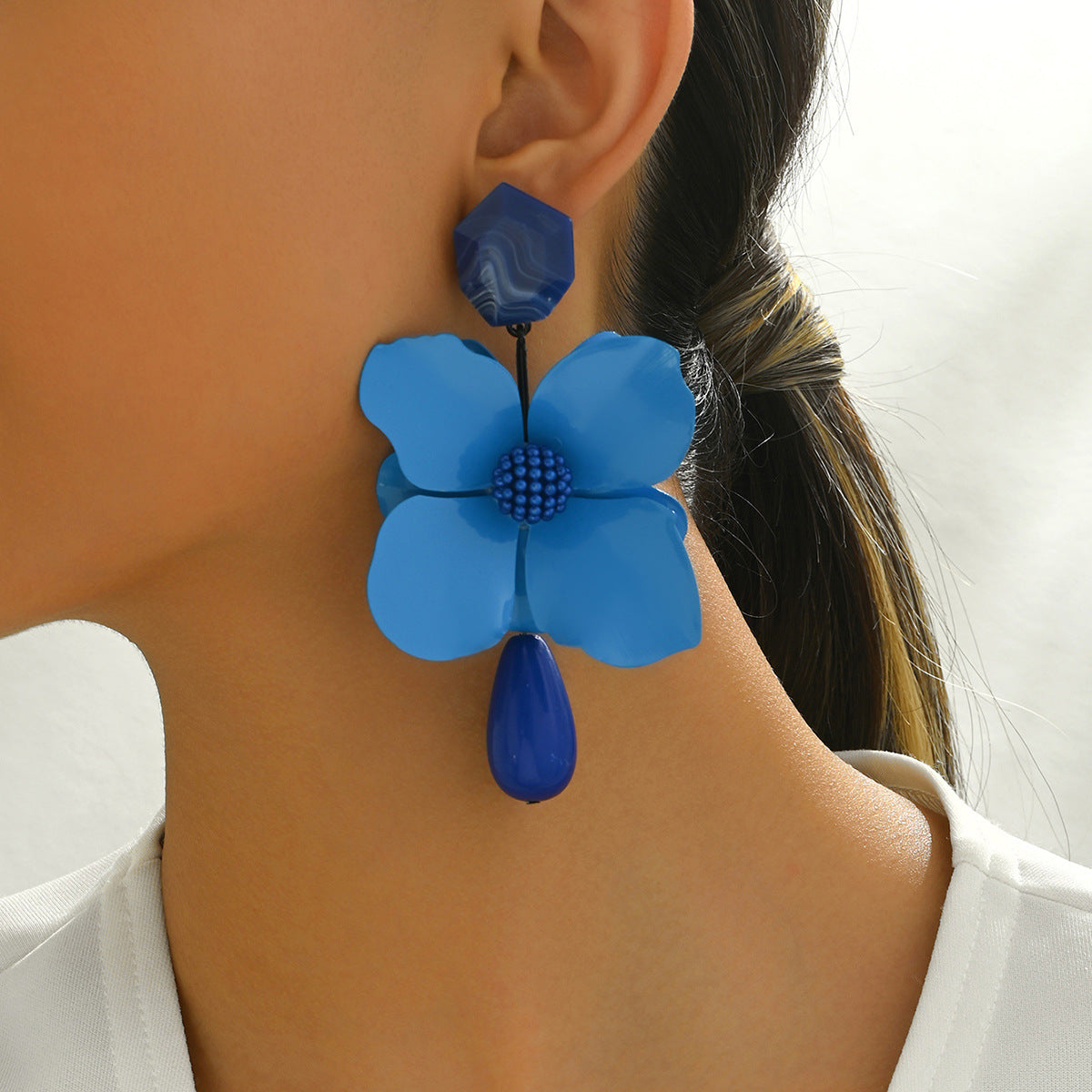 Fashionable resin flower earrings