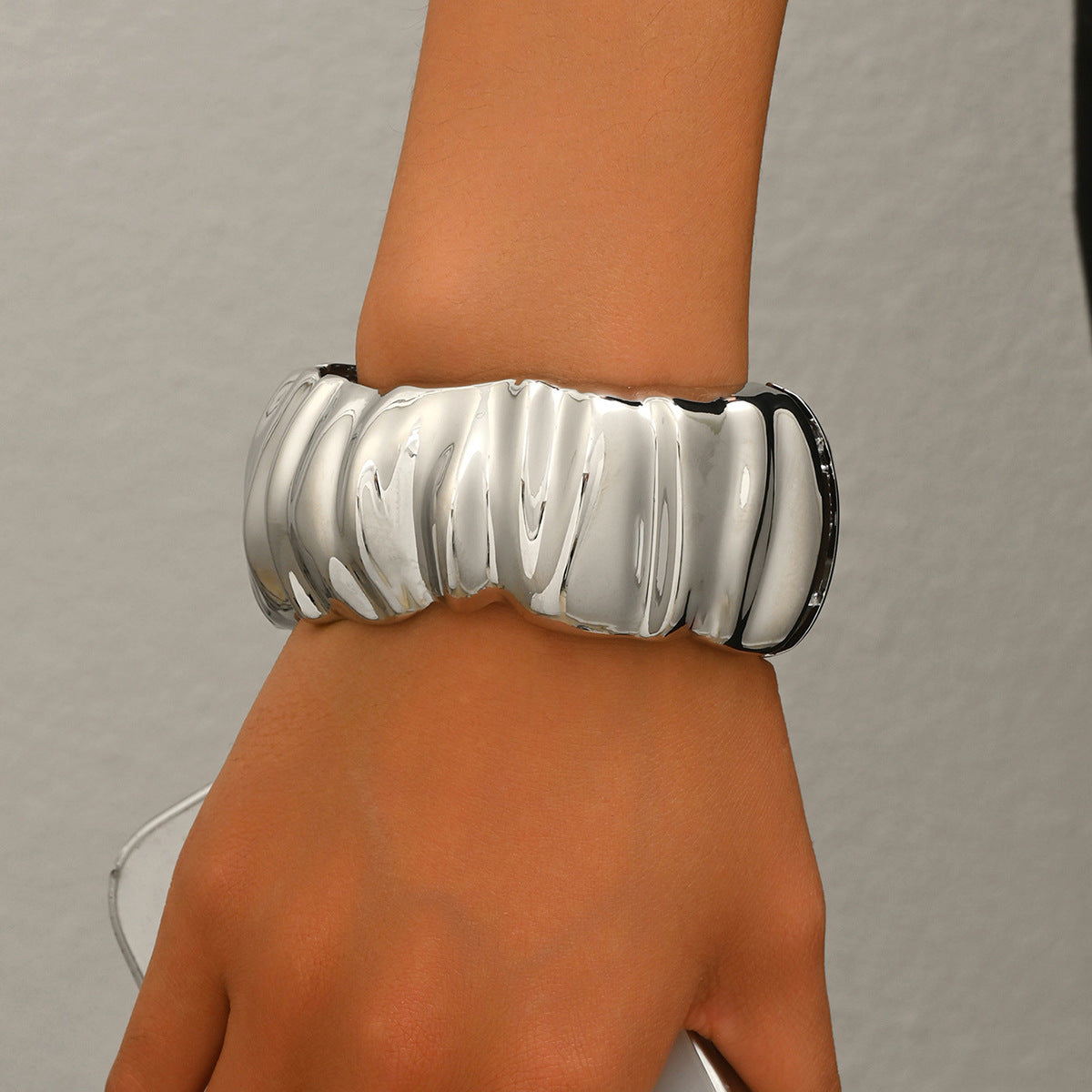High-end glossy pleated bracelet