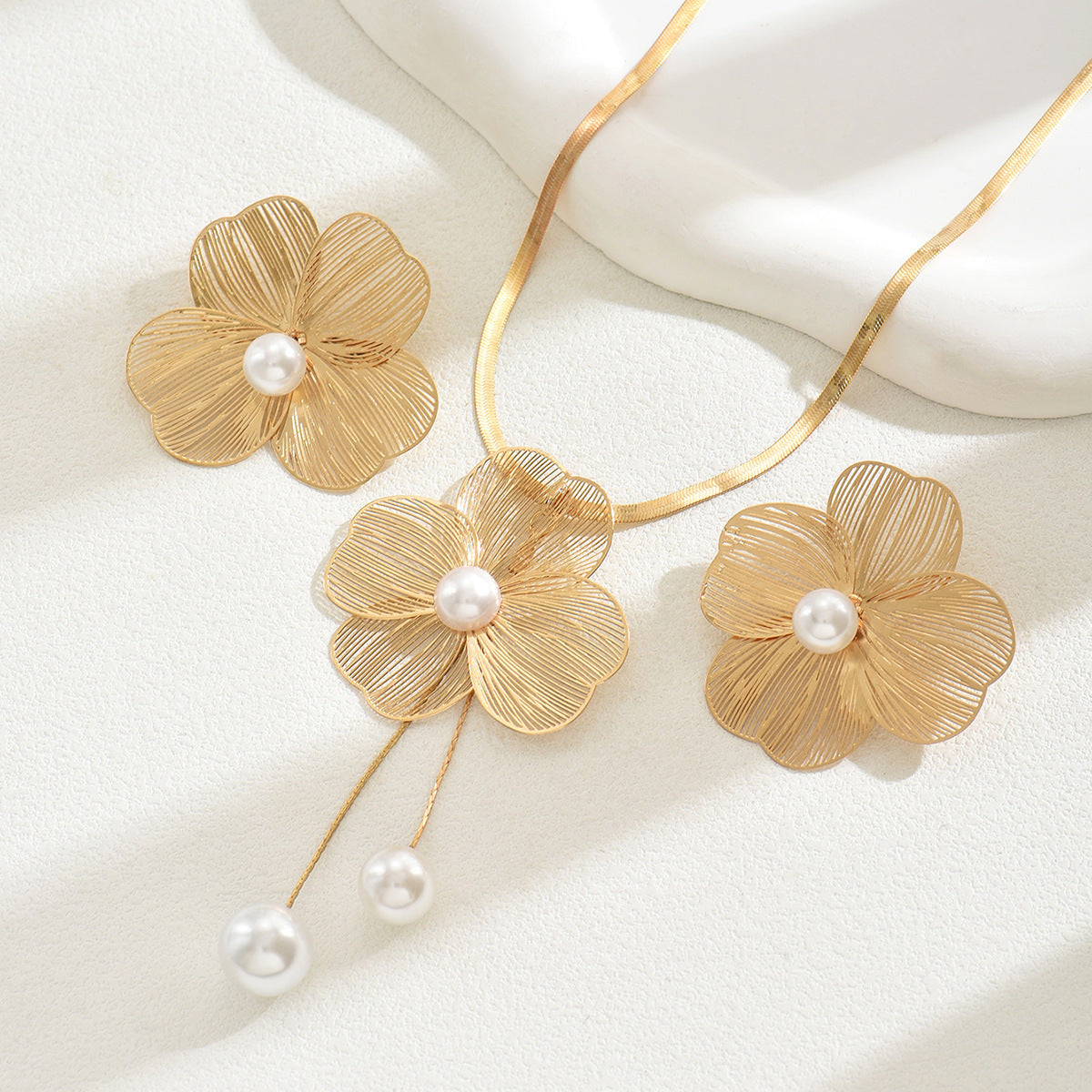 Flower and pearl necklace and earring set