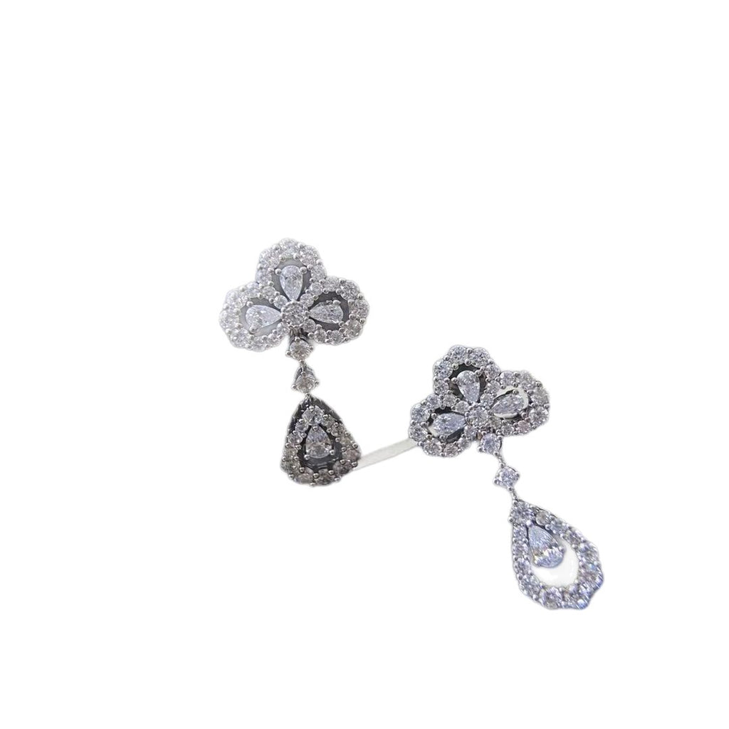 Four-leaf clover earrings studded with diamonds
