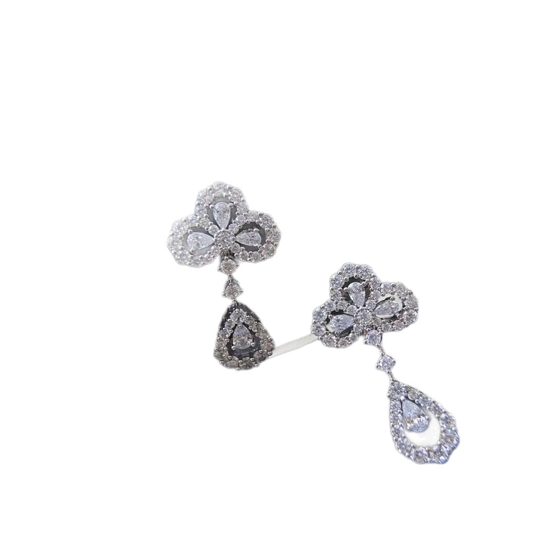 Four-leaf clover earrings studded with diamonds