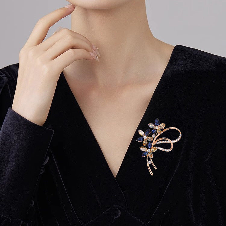 Broche de cinta de flores de cristal