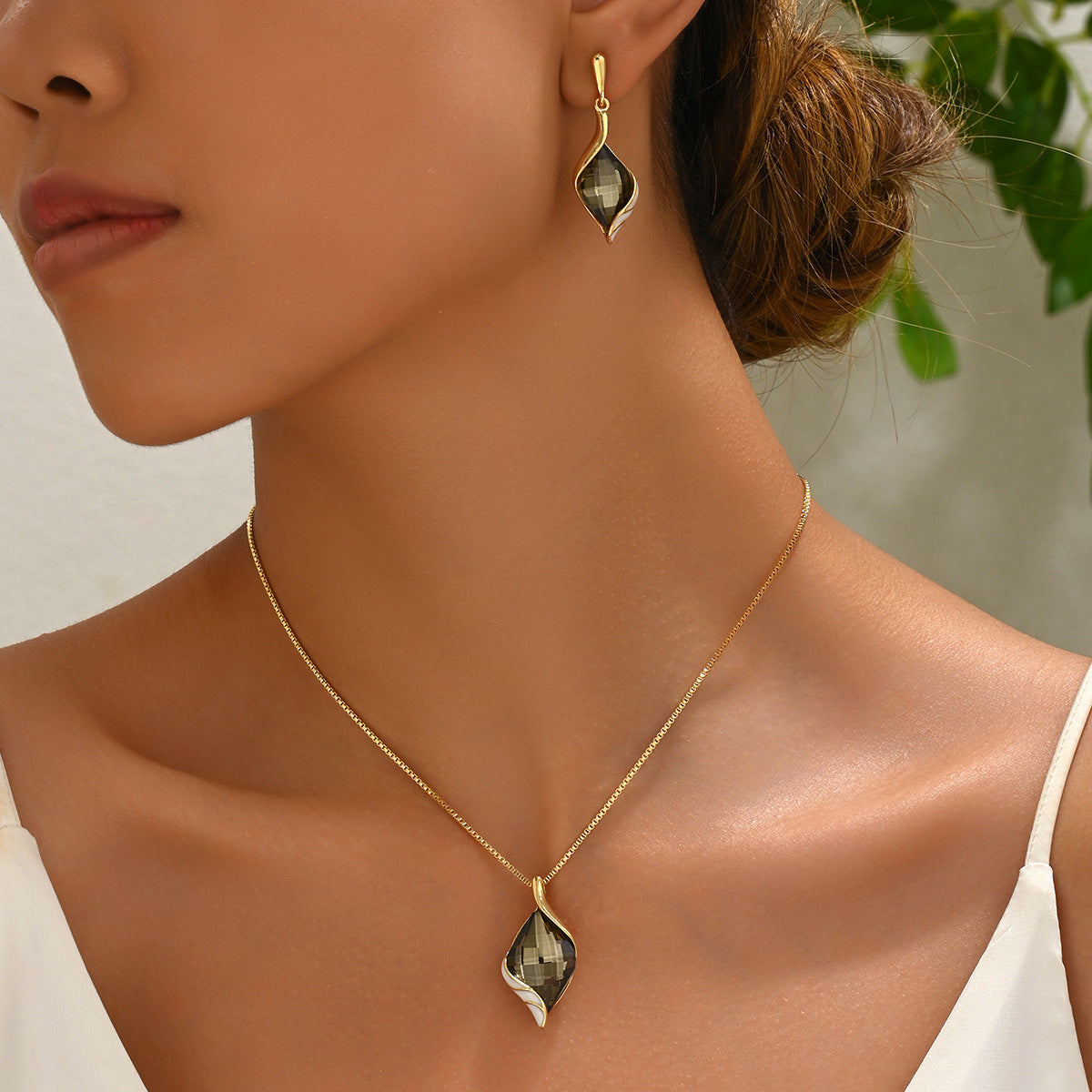 Diamond-shaped clavicle necklace and earring set