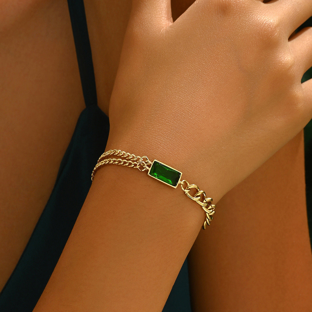 Niche emerald diamond-encrusted bracelet, versatile jewelry.