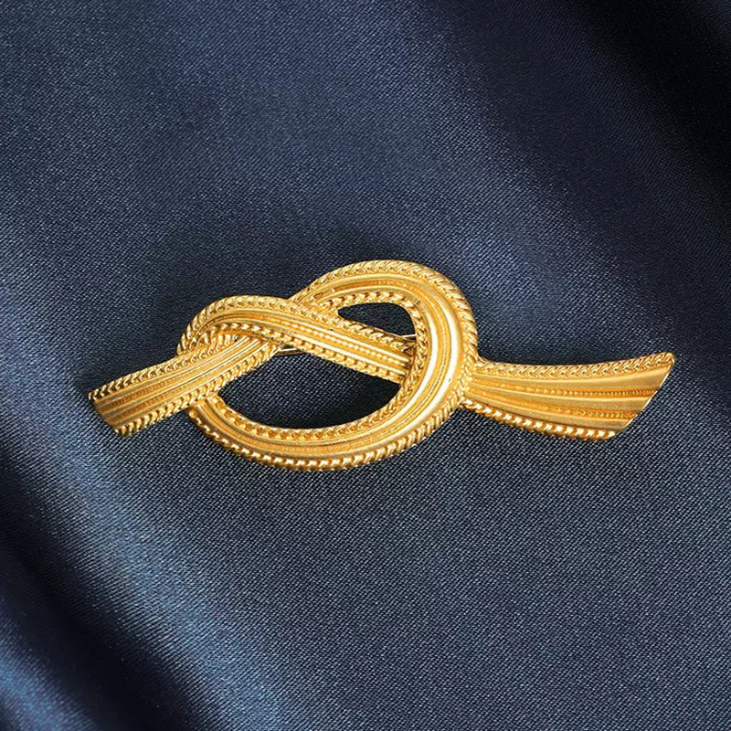 Gradually knot brooch