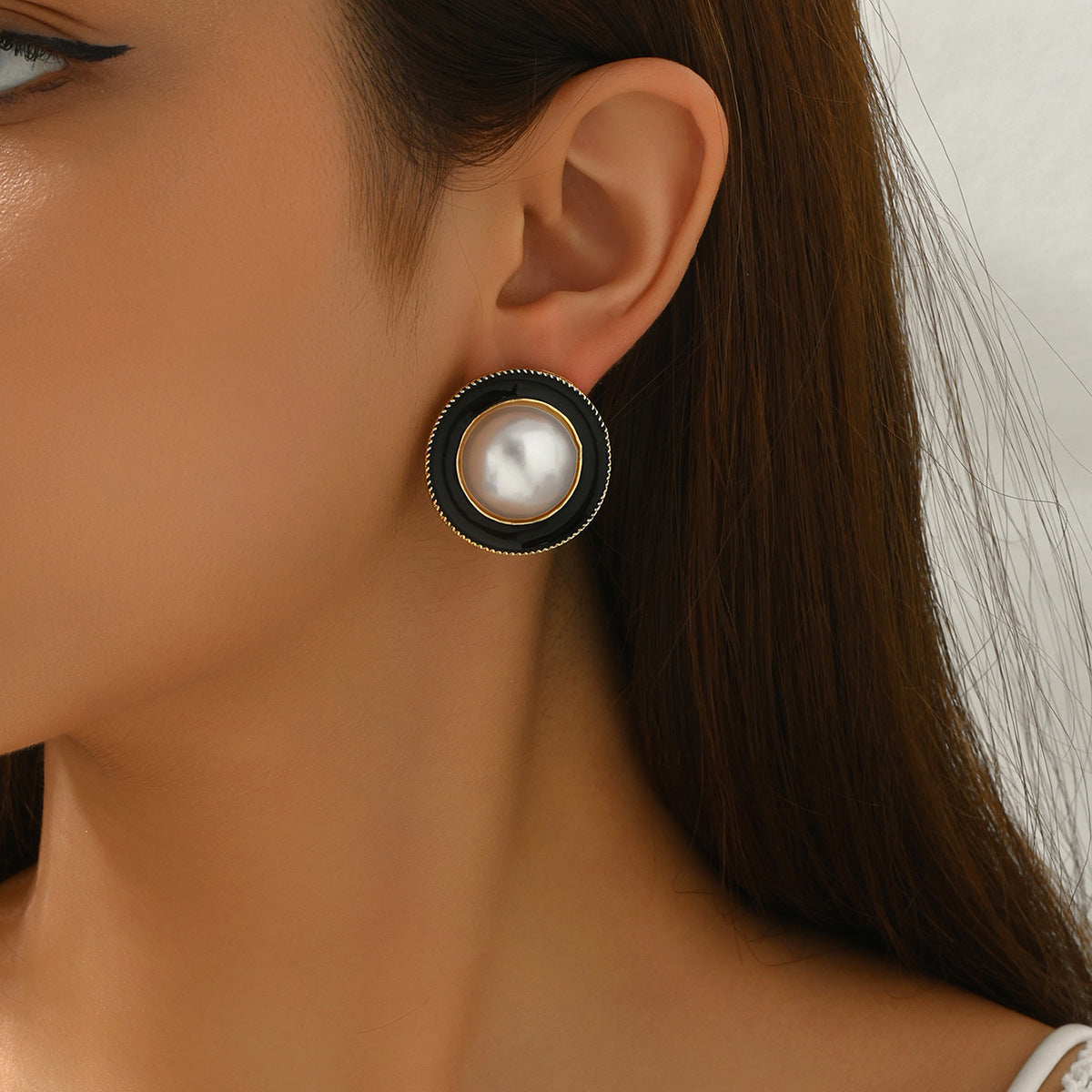 Exquisite oil-drop pearl earrings