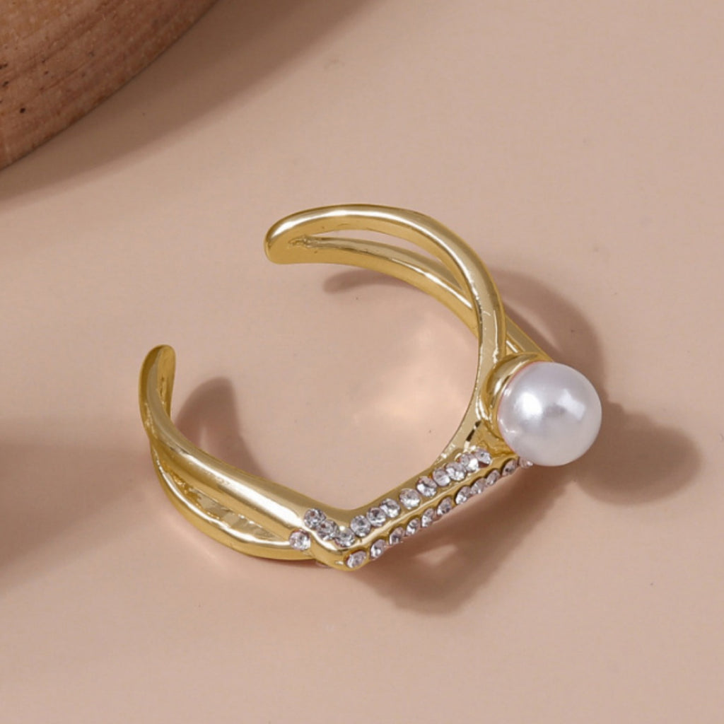 Simple women's pearl and zircon ring