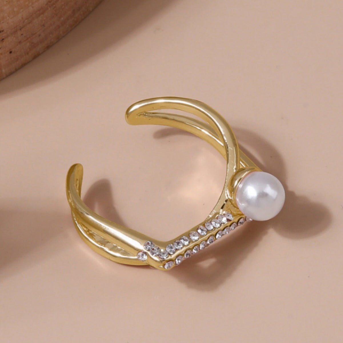 Simple women's pearl and zircon ring