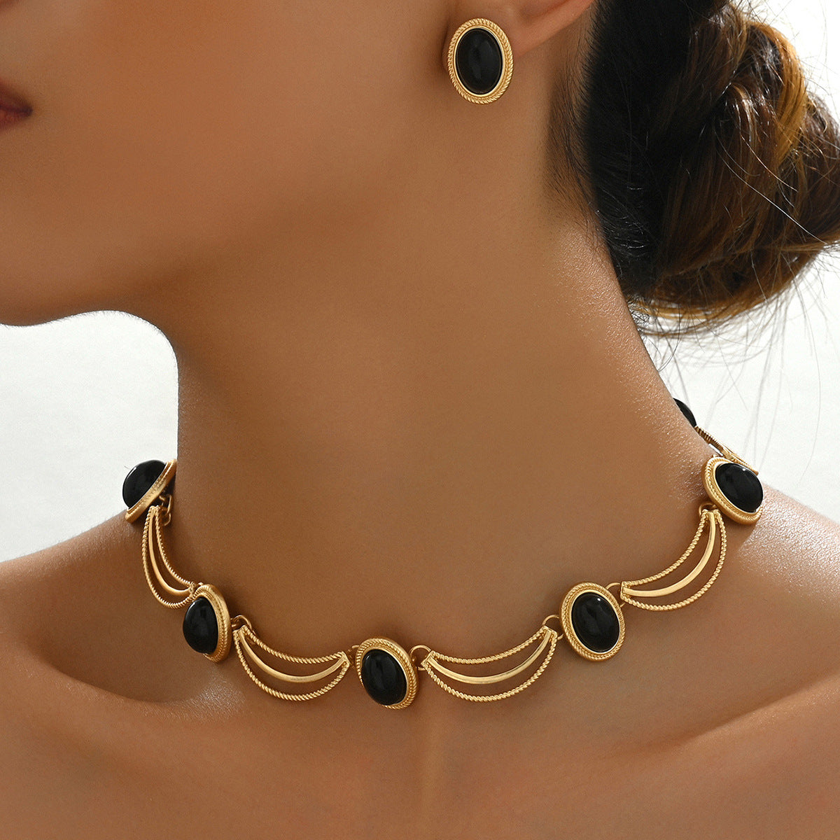、Stylish earrings, high-end clavicle chain set