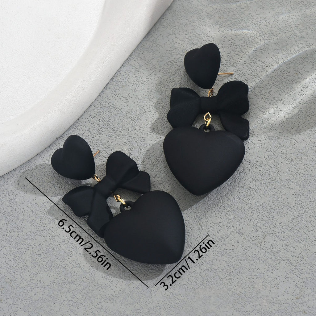 Black heart-shaped high-end stud earrings.