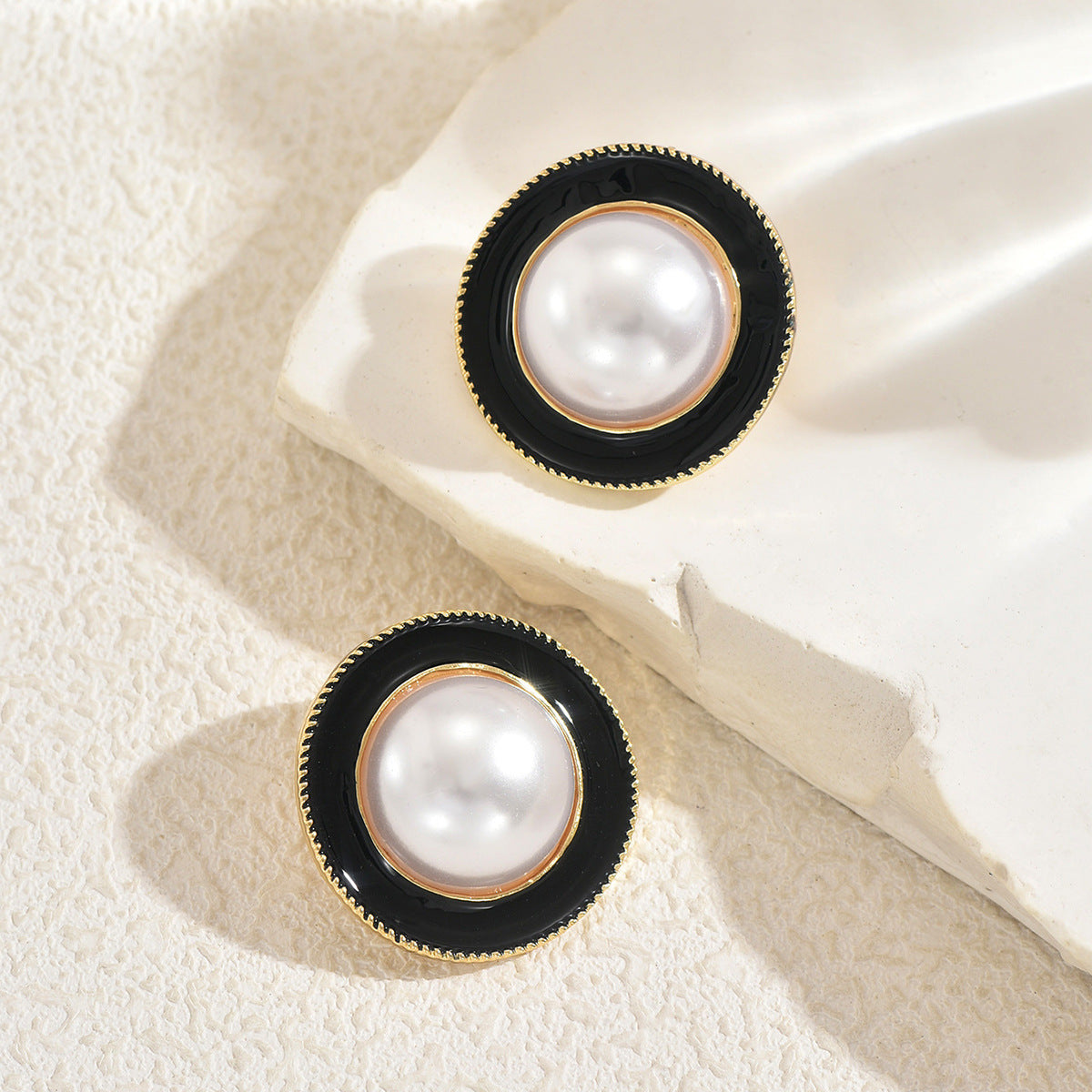 Exquisite oil-drop pearl earrings