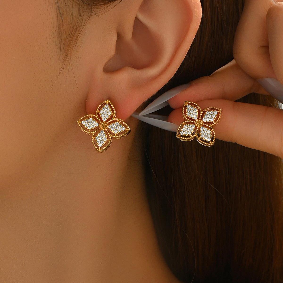 Four-leaf clover flower inlaid with zircon high-end earrings.